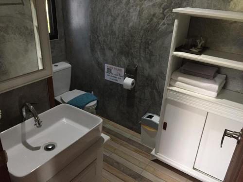 Bathroom, Sean Sabai Home e Ristobar in Taling Ngam