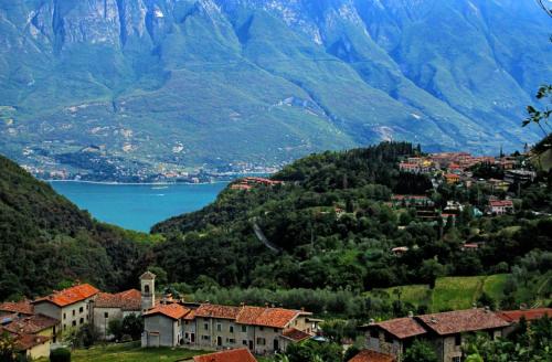 Casa Gina Garden and view by Gardadomusmea