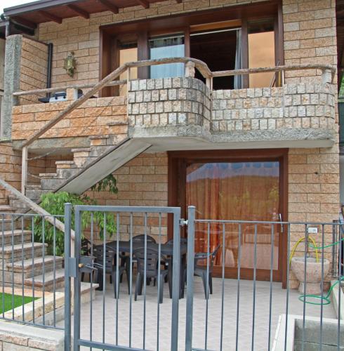 Villetta Ulivi CA7 sun terrace by Gardadomusmea