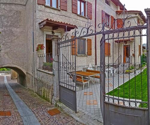 Casa Augusta green courtyard by Gardadomusmea
