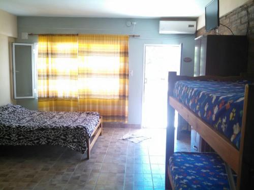 1 double bed, 2 twin beds