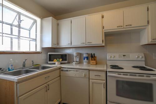 House 3 blocks to the beach