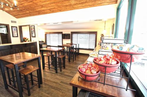 Їжа та напої, Peach Tree Inn & Suites in Фредериксбург
