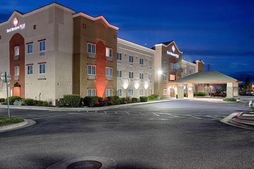 Best Western Plus Delta Inn & Suites - Hotel - Oakley