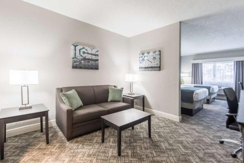 Queen Suite with Two Queen Beds - Non-Smoking