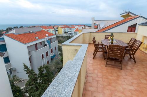 Balcony/terrace, Maru Apartments in Novalja