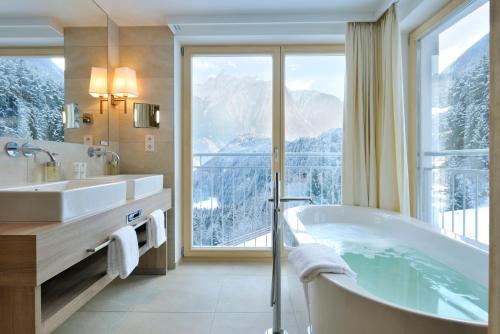 room detail thumbnail 2