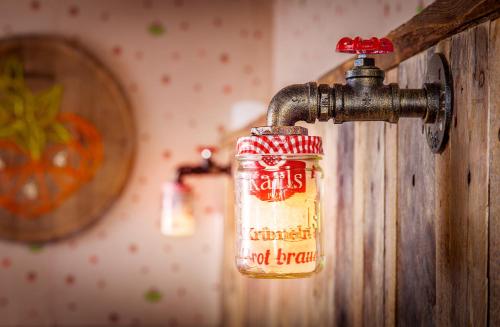 Karls Hotel ALLES PALETTI 1.5km von Mönchhagen entfernt
