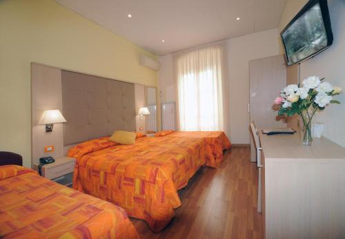 1 queen bed, 2 twin beds