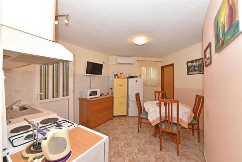  Apartment Marijan in Pridraga