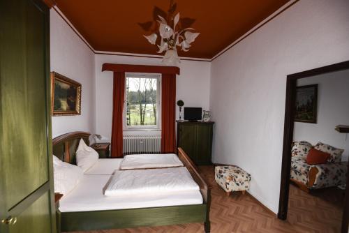 Jagdschloss Fahrenbuhl Hotel Garni 7.8km von Erlenstraße entfernt