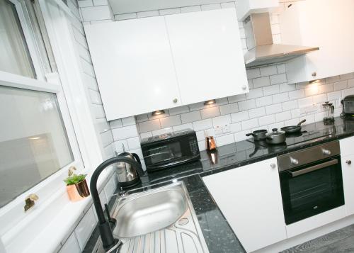 Malone Place Apartment - image 5