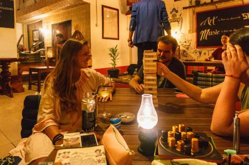 Pomme Hostel Restaurant & Bar - Private Sleeping Cabins in 바탐방