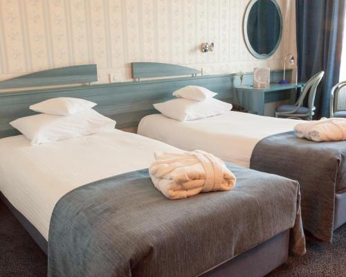 Continental Forum Arad The 4-star Continental Forum Arad offers comfort and convenience whether youre on business or holiday in Arad. The property has everything you need for a comfortable stay. Service-minded staff will w