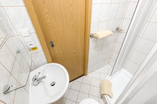 2 bedrooms, 3 beds