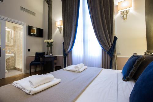 Standard Double Room image 9
