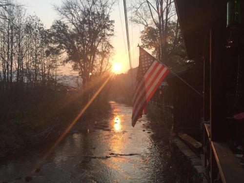 Qualla Cabins and Motel Cherokee near Casino in Whittier, USA