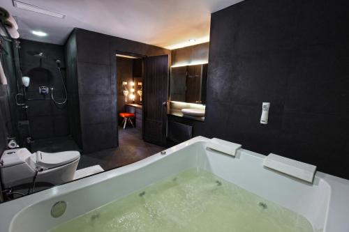 Bathroom, Swiss-Belinn Medan in Medan