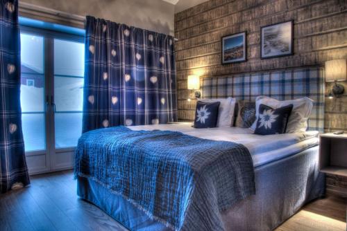 1 queen bed, 2 twin beds