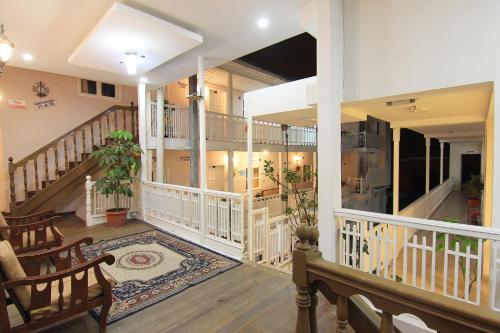 Вхід, Hotel Europa in Алаусi