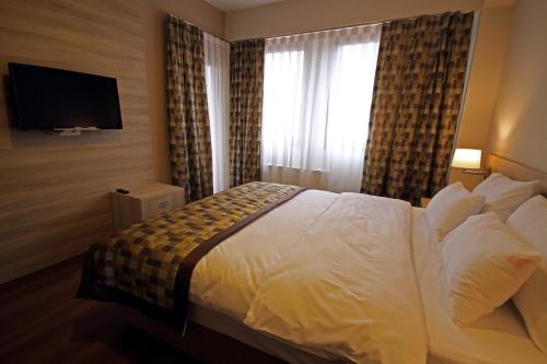 1 queen bed, 1 sofa bed