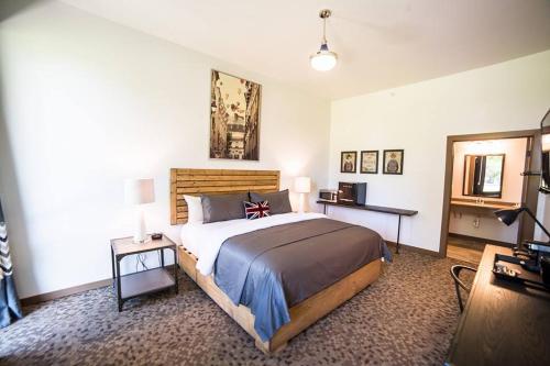 Okoboji Commons Hotel The 3-star Okoboji Commons Hotel offers comfort and convenience whether youre on business or holiday in Okoboji (IA). The property offers guests a range of services and amenities designed to provide 