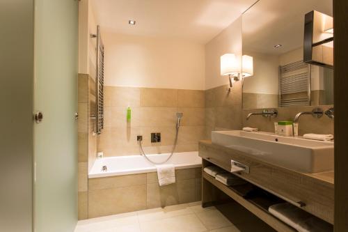 room detail thumbnail 2