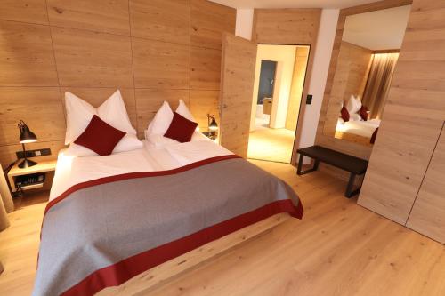 1 queen bed, 1 sofa bed