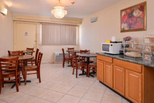 Americas Best Value Inn-Pittsburgh Airport in Coraopolis, USA