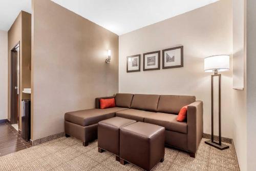Comfort Suites - image 6