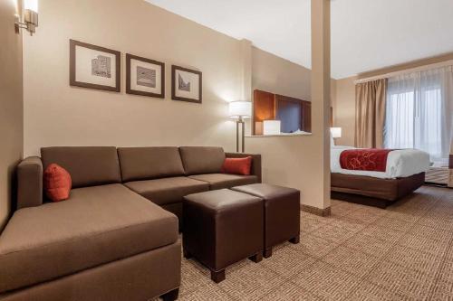 Comfort Suites - image 9