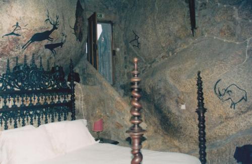  Casa da Gruta (Cave House) in Monsanto