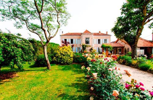 L'Isle de Bourbon in Le Gue De Velluire