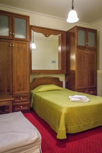 3 twin beds