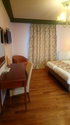 1 double bed, 1 twin bed, 1 futon bed