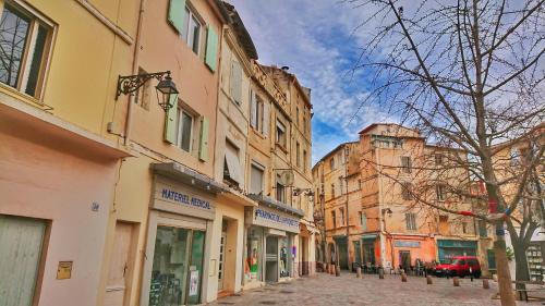 Place de la Roquette, centre historique - Location saisonnière - Arles