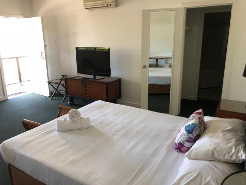 Squid's Ink Motel, Singleton