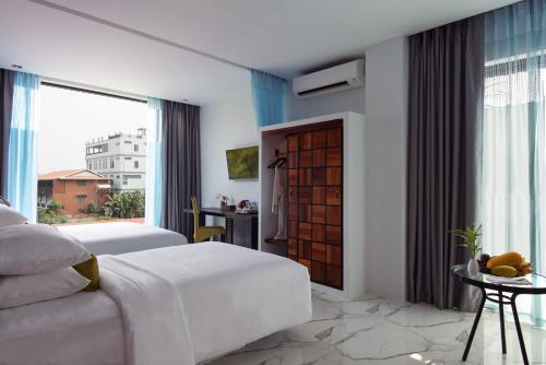 Luxury Family Suite with Balcony image 1