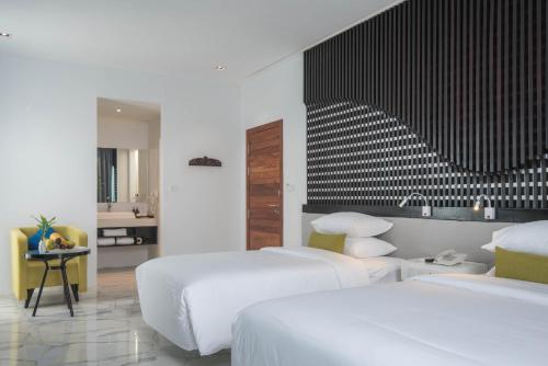 Luxury Family Suite with Balcony image 5