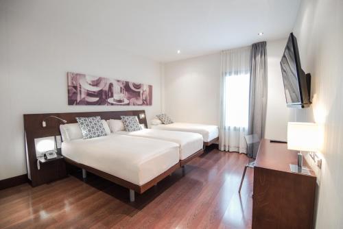 1 queen bed, 1 twin bed
