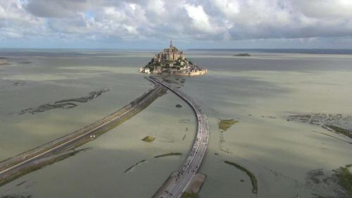 กิจกรรม, Les Colombes de la Baie du Mont Saint-Michel in ปงตอซง