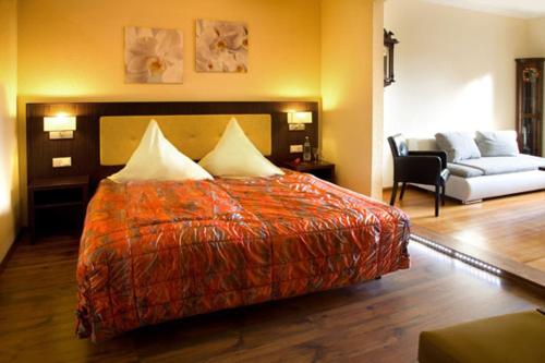 1 queen bed, 1 sofa bed