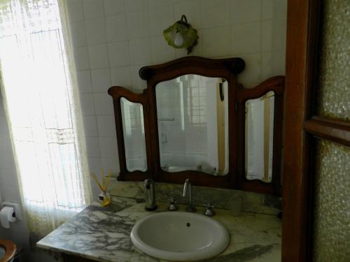 Deluxe Triple Room image 7
