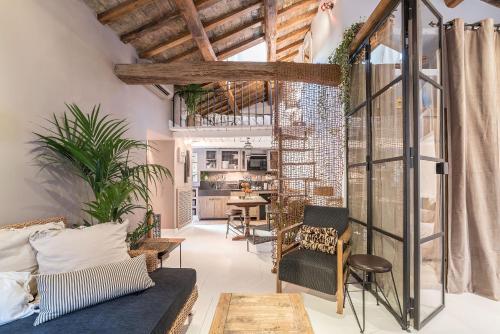 Navona Luxury and Charming Apartment with Terrace - image 3