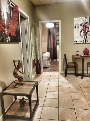 Cozy 1-Bedroom Suite #17 by Amazing Property Rentals, Gatineau