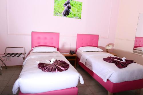 2 twin beds