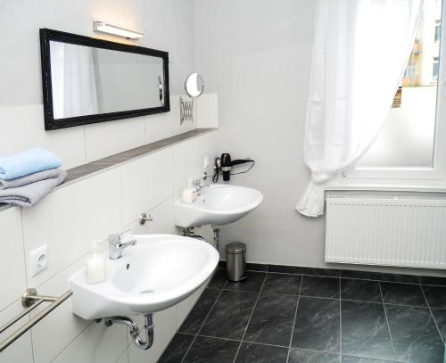 Ferienwohnung Schwarz & Weiß - image 12