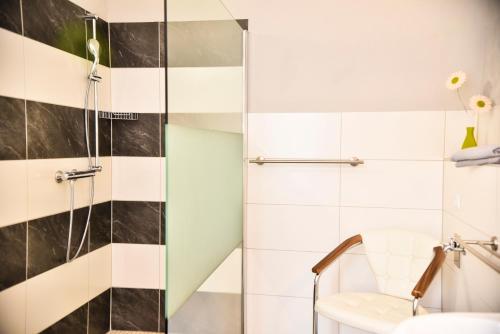 Ferienwohnung Schwarz & Weiß - image 2