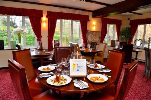 The Roundabout Hotel - main image