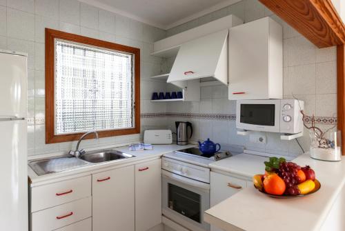 Apartamentos Leo Set in a prime location of Port De Pollenca, Apartamentos Leo puts everything the city has to offer just outside your doorstep. The hotel offers a high standard of service and amenities to suit the in